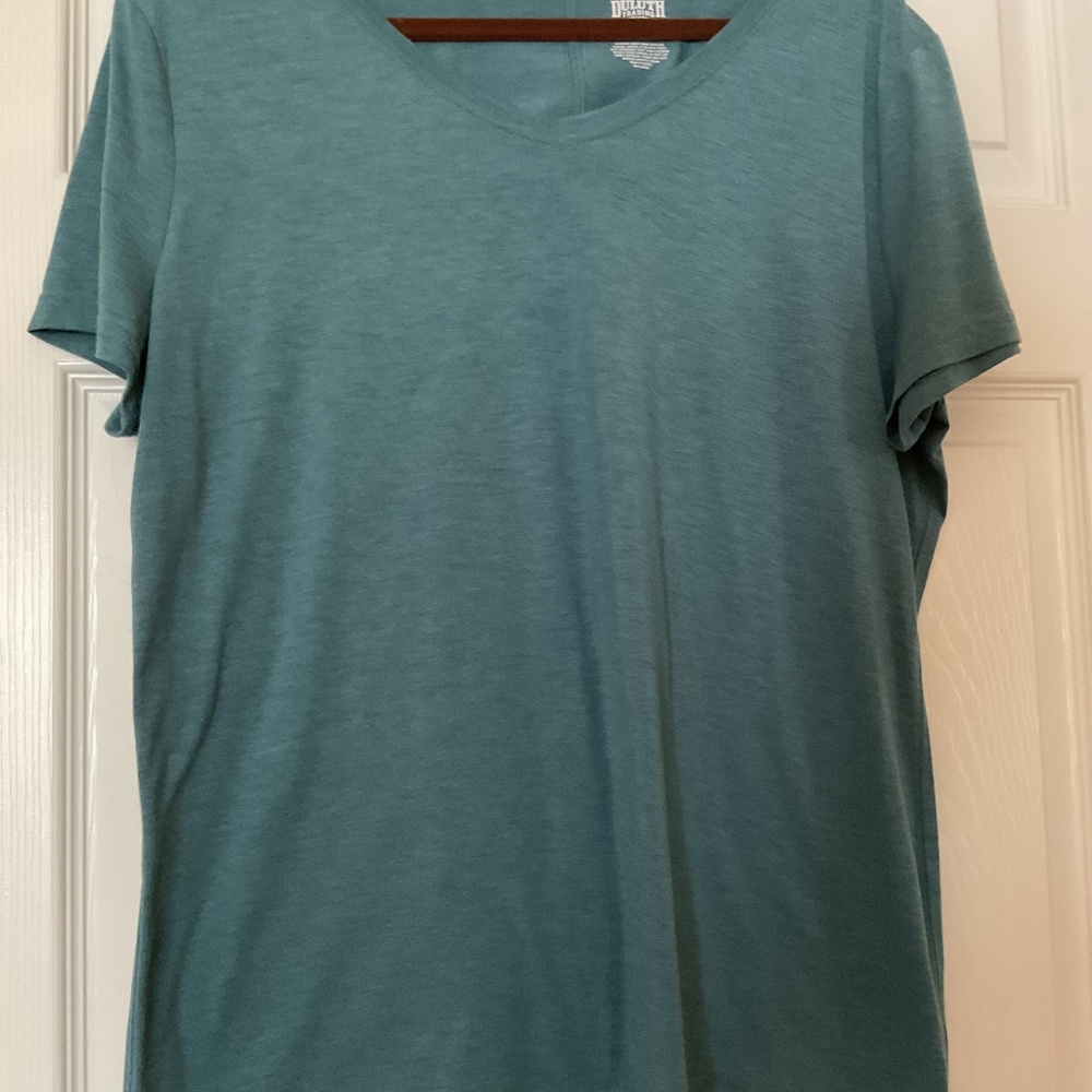 Duluth Trading Co. V-Neck T-Shirt.  XL.  Great condition